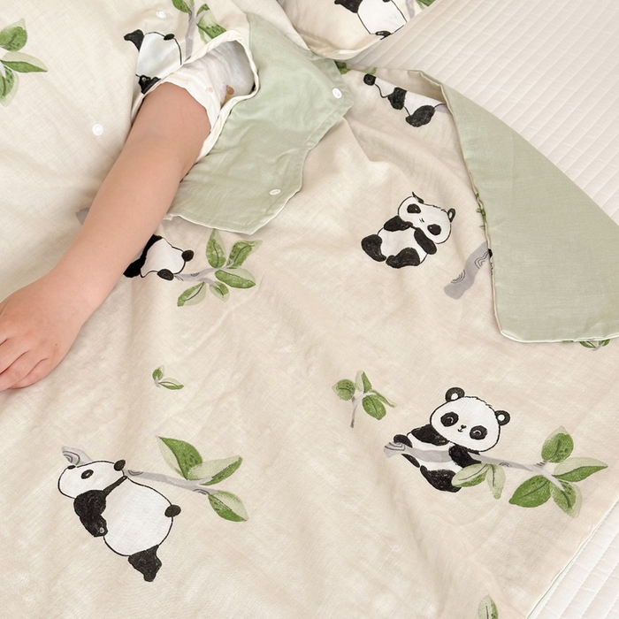 91家纺网 家纺一手货源 找家纺 BOSS 2025新款全棉有氧双层纱多功能防踢盖毯被 熊猫盼盼