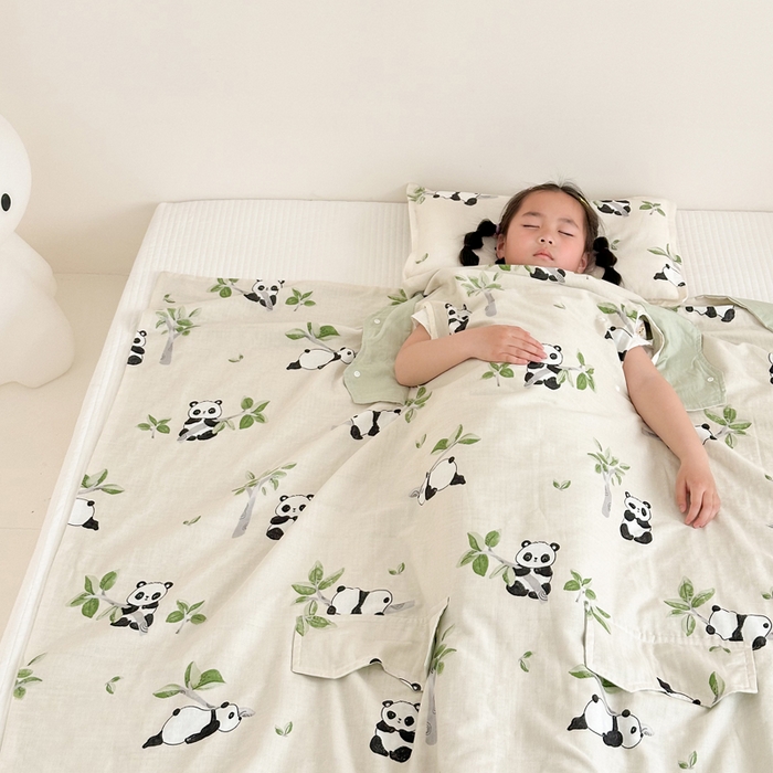 91家纺网 家纺一手货源 找家纺 BOSS 2025新款全棉有氧双层纱多功能防踢盖毯被 熊猫盼盼