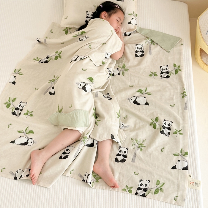 91家纺网 家纺一手货源 找家纺 BOSS 2025新款全棉有氧双层纱多功能防踢盖毯被 熊猫盼盼