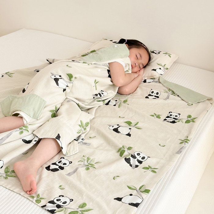 91家纺网 家纺一手货源 找家纺 BOSS 2025新款全棉有氧双层纱多功能防踢盖毯被 熊猫盼盼