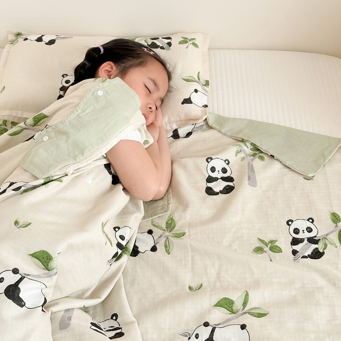 91家纺网 家纺一手货源 找家纺 BOSS 2025新款全棉有氧双层纱多功能防踢盖毯被 熊猫盼盼