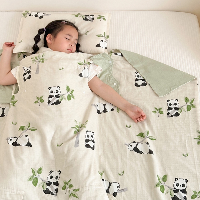 91家纺网 家纺一手货源 找家纺 BOSS 2025新款全棉有氧双层纱多功能防踢盖毯被 熊猫盼盼