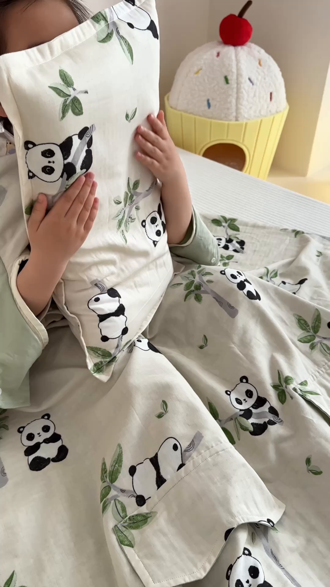 91家纺网 家纺一手货源 找家纺 BOSS 2025新款全棉有氧双层纱多功能防踢盖毯被 熊猫盼盼