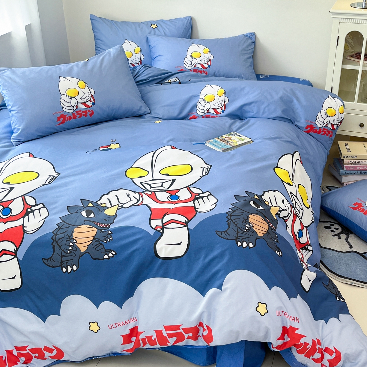 91家纺网 家纺一手货源 找家纺 孩子王家纺 2025春夏新款卡通全棉纯棉正版授权小版奥特曼-三丽鸥四件套(含防伪码） 奥特打怪兽