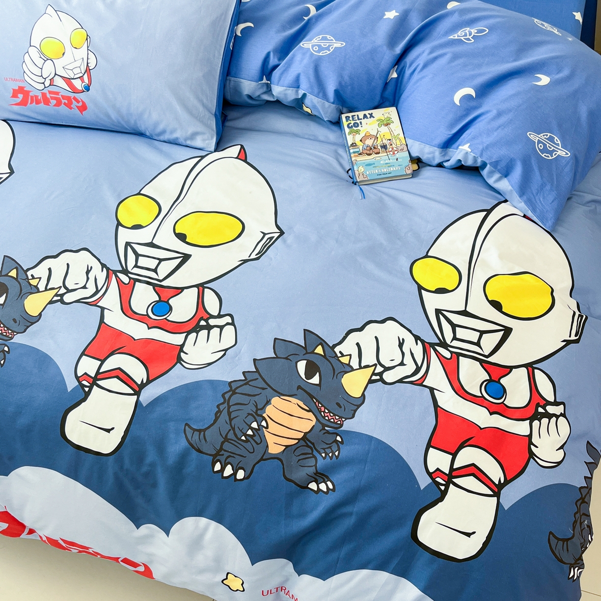 91家纺网 家纺一手货源 找家纺 孩子王家纺 2025春夏新款卡通全棉纯棉正版授权小版奥特曼-三丽鸥四件套(含防伪码） 奥特打怪兽