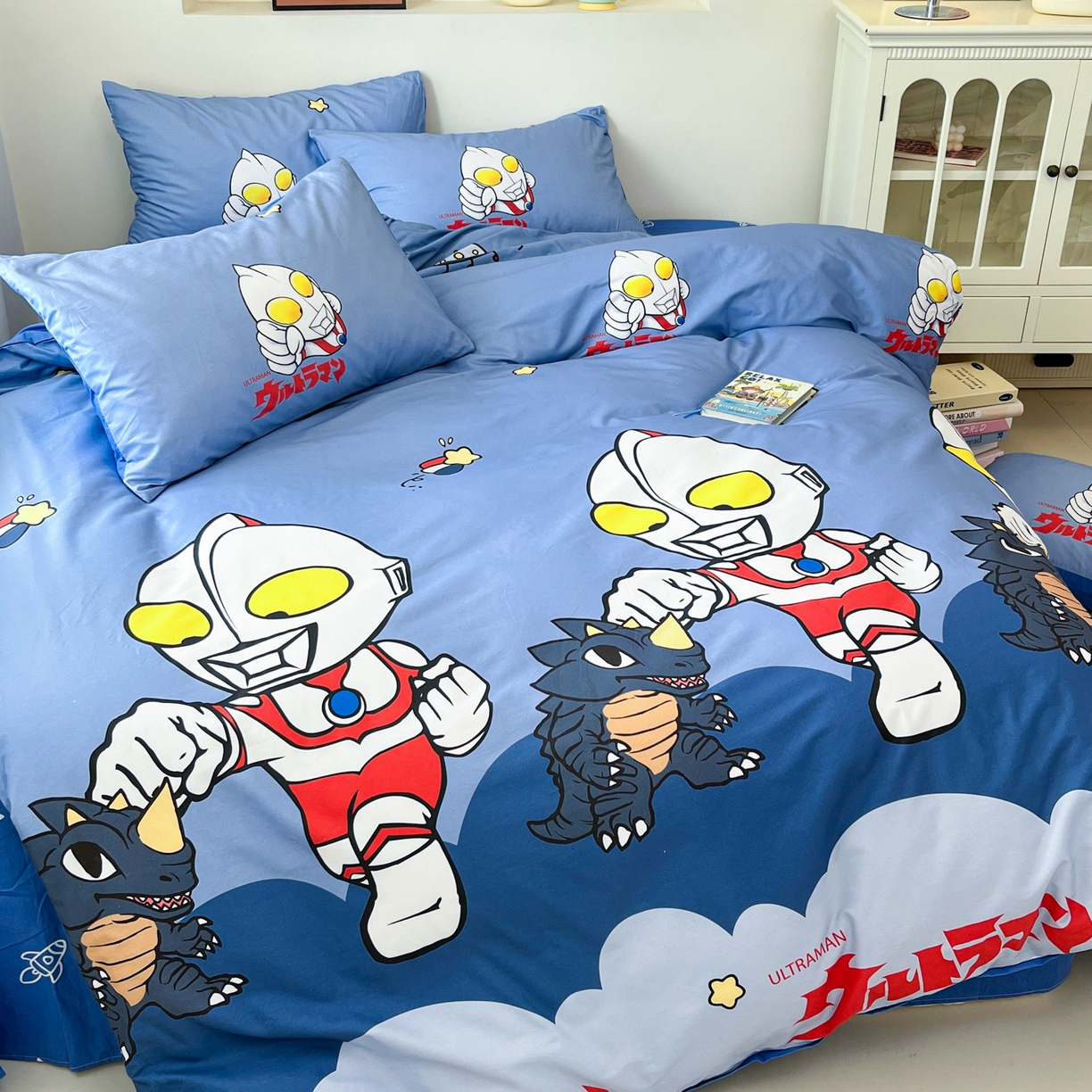 91家纺网 家纺一手货源 找家纺 孩子王家纺 2025春夏新款卡通全棉纯棉正版授权小版奥特曼-三丽鸥四件套(含防伪码） 奥特打怪兽