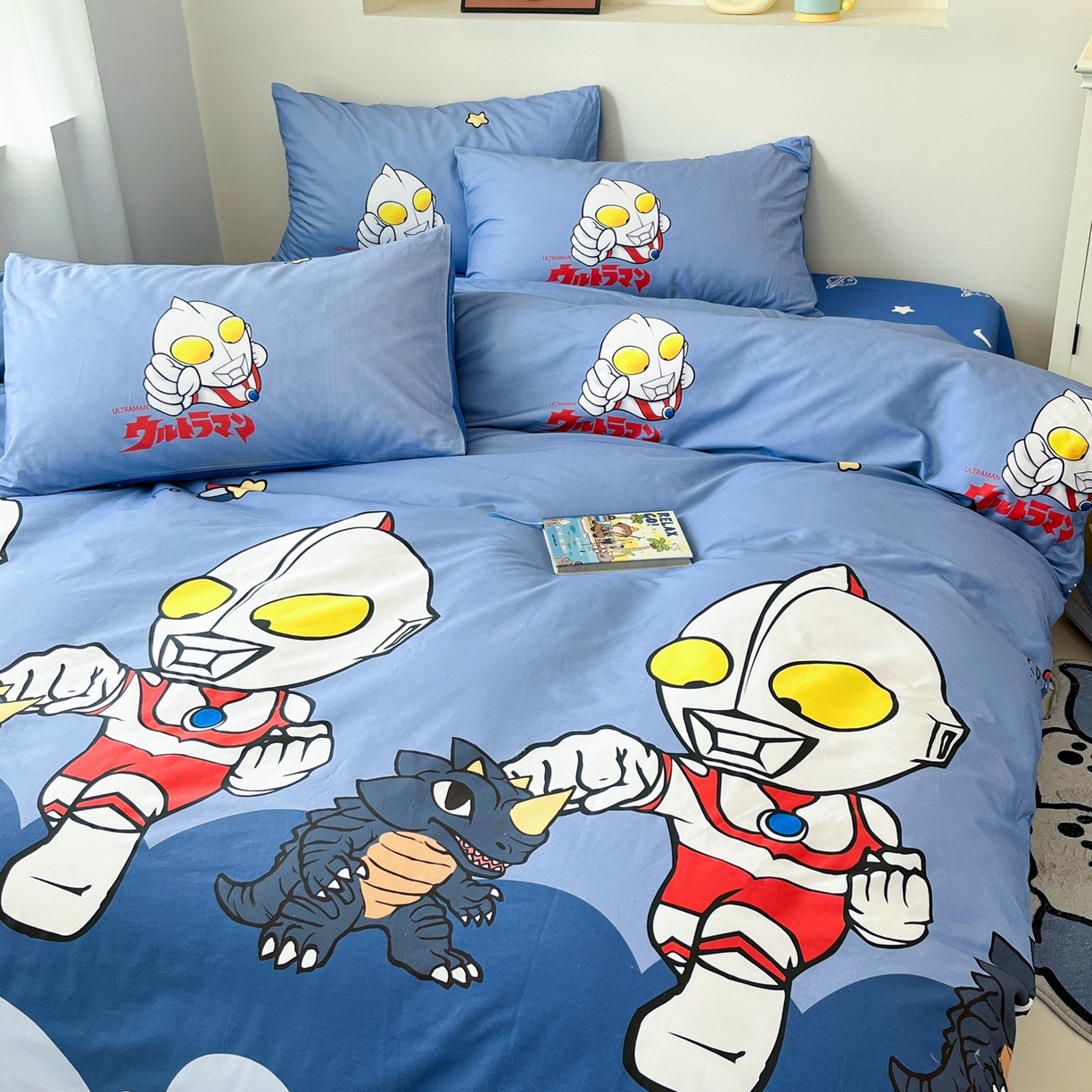 91家纺网 家纺一手货源 找家纺 孩子王家纺 2025春夏新款卡通全棉纯棉正版授权小版奥特曼-三丽鸥四件套(含防伪码） 奥特打怪兽