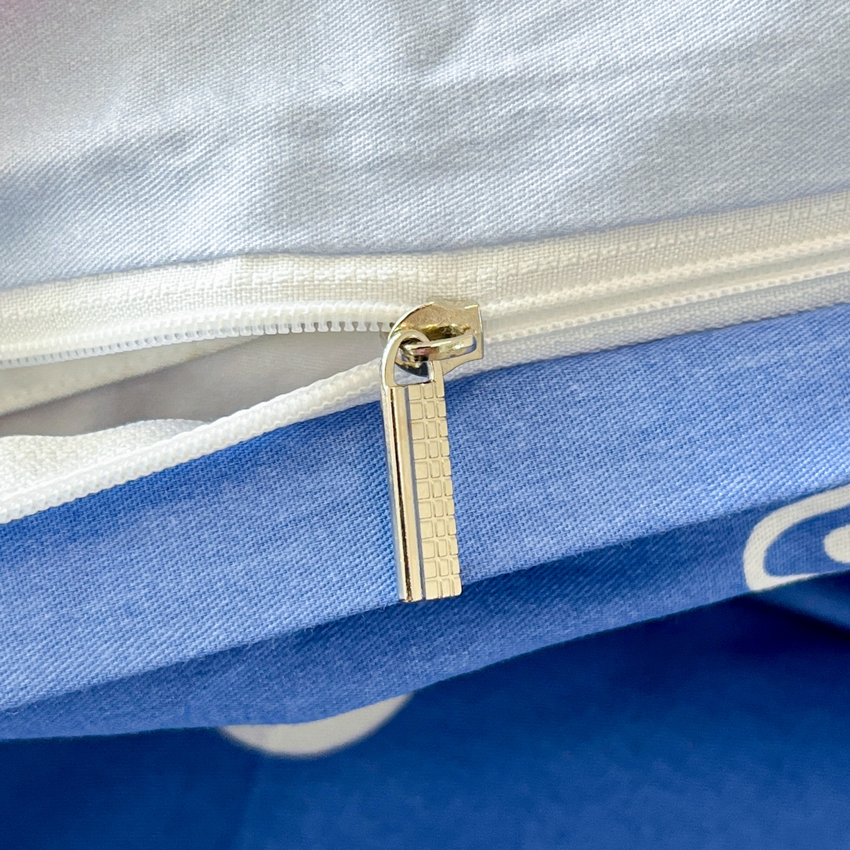 91家纺网 家纺一手货源 找家纺 孩子王家纺 2025春夏新款卡通全棉纯棉正版授权小版奥特曼-三丽鸥四件套(含防伪码） 奥特打怪兽