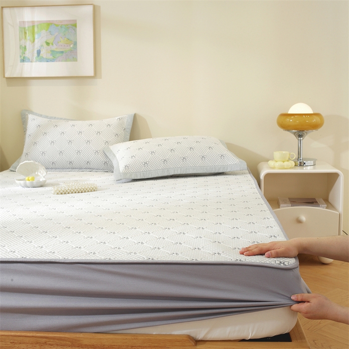 91家纺网 家纺一手货源 找家纺 共鸣沙发垫 2025新款凉豆豆床笠款凉席 床笠蝴蝶结浅灰