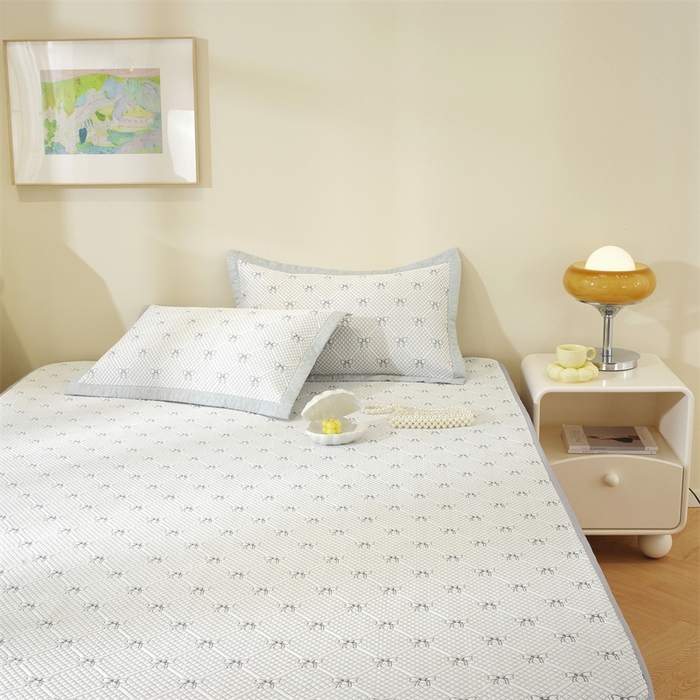 91家纺网 家纺一手货源 找家纺 共鸣沙发垫 2025新款凉豆豆床笠款凉席 床笠蝴蝶结浅灰