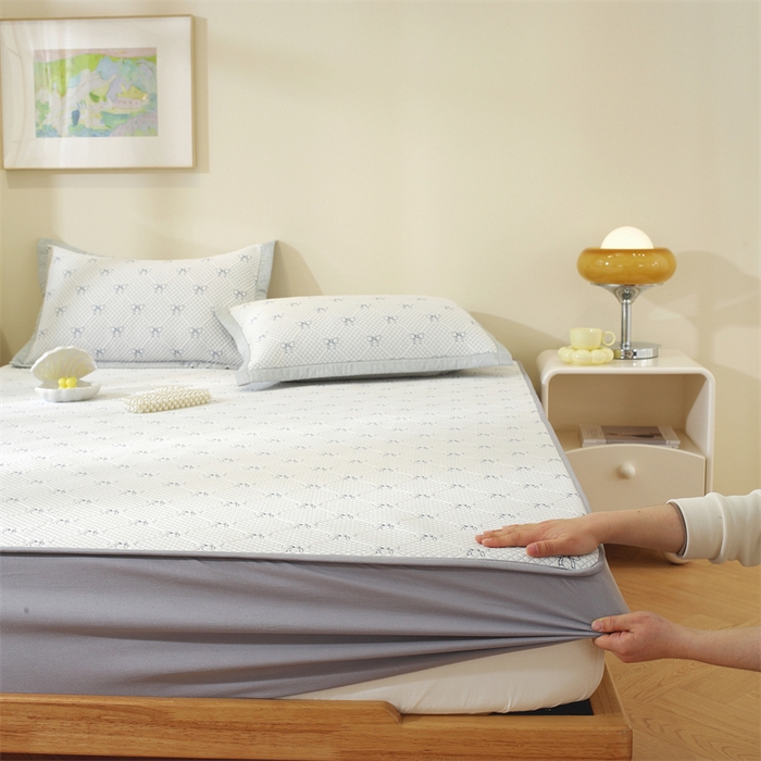 91家纺网 家纺一手货源 找家纺 共鸣沙发垫 2025新款凉豆豆床笠款凉席 床笠蝴蝶结浅蓝