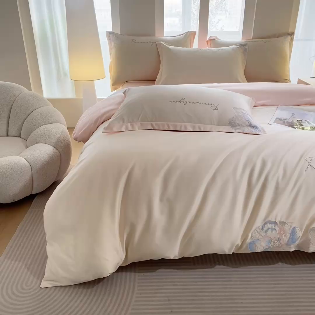 91家纺网 家纺一手货源 找家纺 花愿（原花纪） 2025新款水洗冰丝刺绣四件套-花恋系列 奶昔白+樱花粉