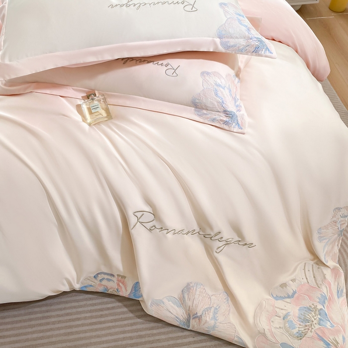 91家纺网 家纺一手货源 找家纺 花愿（原花纪） 2025新款水洗冰丝刺绣四件套-花恋系列 奶昔白+樱花粉