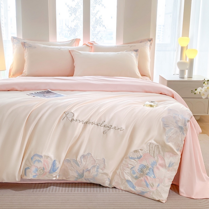 91家纺网 家纺一手货源 找家纺 花愿（原花纪） 2025新款水洗冰丝刺绣四件套-花恋系列 奶昔白+樱花粉