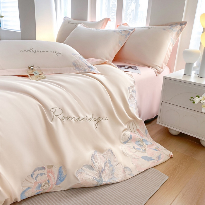 91家纺网 家纺一手货源 找家纺 花愿（原花纪） 2025新款水洗冰丝刺绣四件套-花恋系列 奶昔白+樱花粉