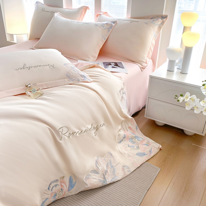 91家纺网 家纺一手货源 找家纺 花愿（原花纪） 2025新款水洗冰丝刺绣四件套-花恋系列 奶昔白+樱花粉