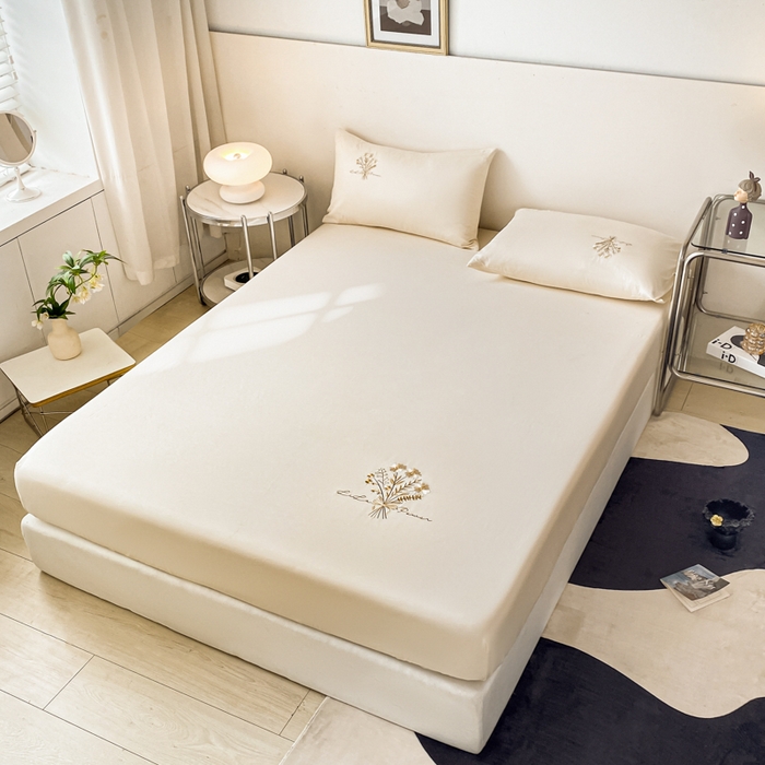 91家纺网 家纺一手货源 找家纺 暖季家纺 2025新款40支长绒棉13376刺绣款全棉床笠床垫保护套支持定制 琉璃-奶昔白