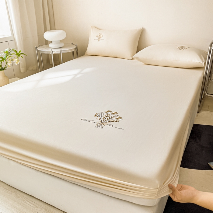 91家纺网 家纺一手货源 找家纺 暖季家纺 2025新款40支长绒棉13376刺绣款全棉床笠床垫保护套支持定制 琉璃-奶昔白