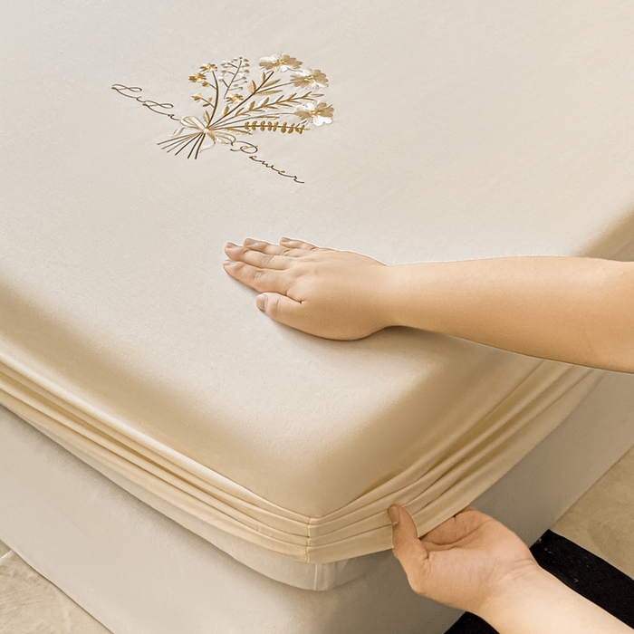 91家纺网 家纺一手货源 找家纺 暖季家纺 2025新款40支长绒棉13376刺绣款全棉床笠床垫保护套支持定制 琉璃-奶昔白