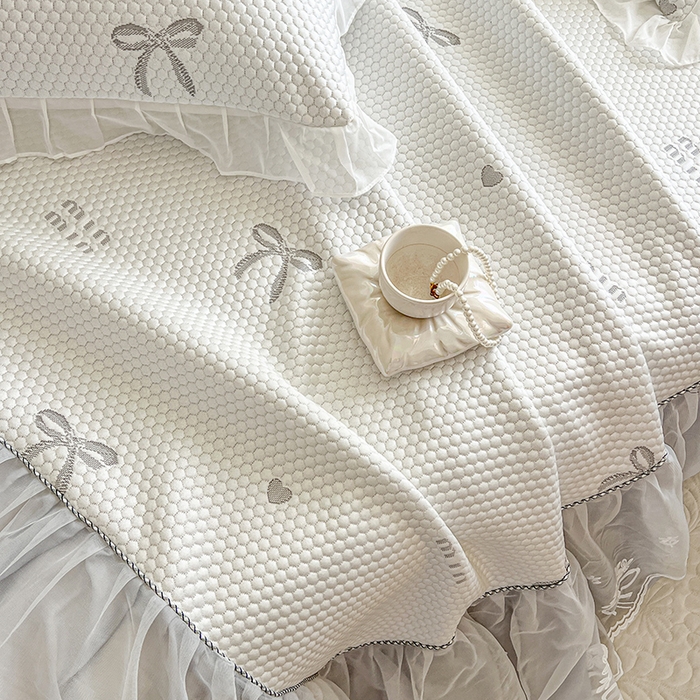 91家纺网 家纺一手货源 找家纺 网红馆（ck家纺） 2025新款床裙款豆豆凉感席凉席席子-甜心蝴蝶 甜心蝴蝶-灰