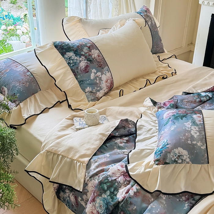 91家纺网 家纺一手货源 找家纺 宅家居 2025新款水光冰丝法式拼接数码印花奶油韩式花边款夏被四件套 爱丽丝