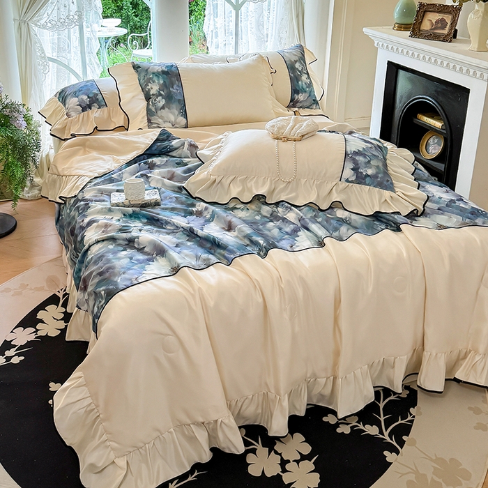 91家纺网 家纺一手货源 找家纺 宅家居 2025新款水光冰丝法式拼接数码印花奶油韩式花边款夏被四件套 绽放