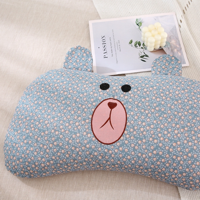 91家纺网 家纺一手货源 找家纺 梦叶草 2025新款全棉刺绣枕芯萌芽熊荞麦枕头 萌芽熊-淡天蓝35*60cm