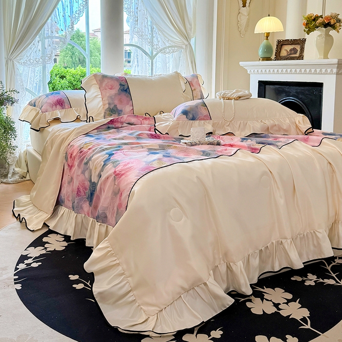 91家纺网 家纺一手货源 找家纺 宅家居 2025新款水光冰丝法式拼接数码印花奶油韩式花边款夏被四件套 暖暖花香