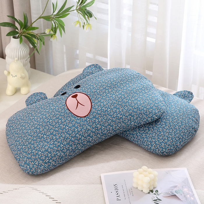 91家纺网 家纺一手货源 找家纺 梦叶草 2025新款全棉刺绣枕芯萌芽熊荞麦枕头 萌芽熊-蓝色35*60cm