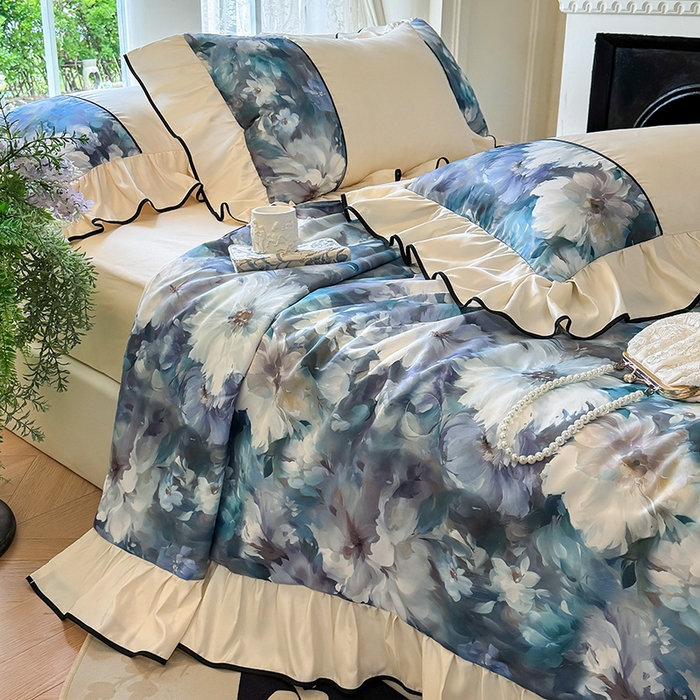 91家纺网 家纺一手货源 找家纺 宅家居 2025新款水光冰丝法式拼接数码印花奶油韩式花边款夏被四件套 绽放