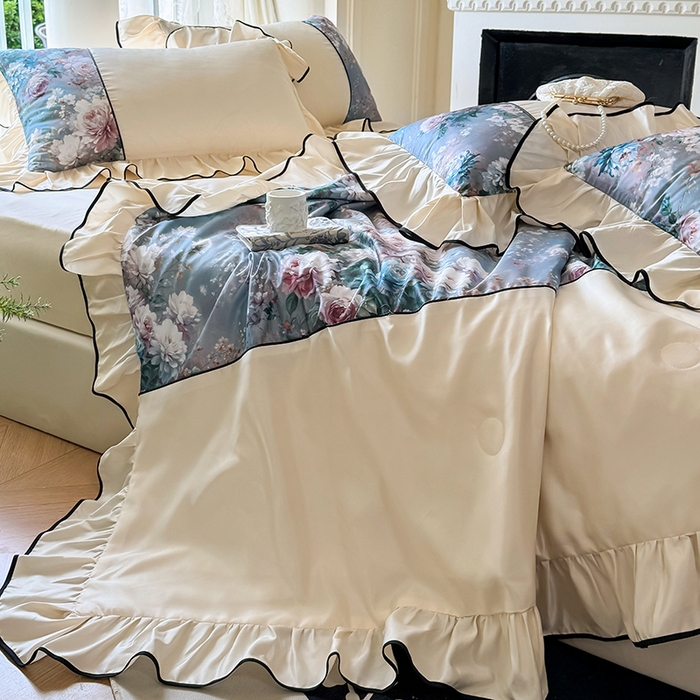 91家纺网 家纺一手货源 找家纺 宅家居 2025新款水光冰丝法式拼接数码印花奶油韩式花边款夏被四件套 爱丽丝