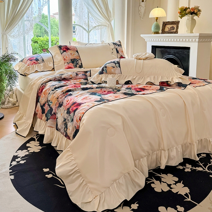 91家纺网 家纺一手货源 找家纺 宅家居 2025新款水光冰丝法式拼接数码印花奶油韩式花边款夏被四件套 玫瑰庄园