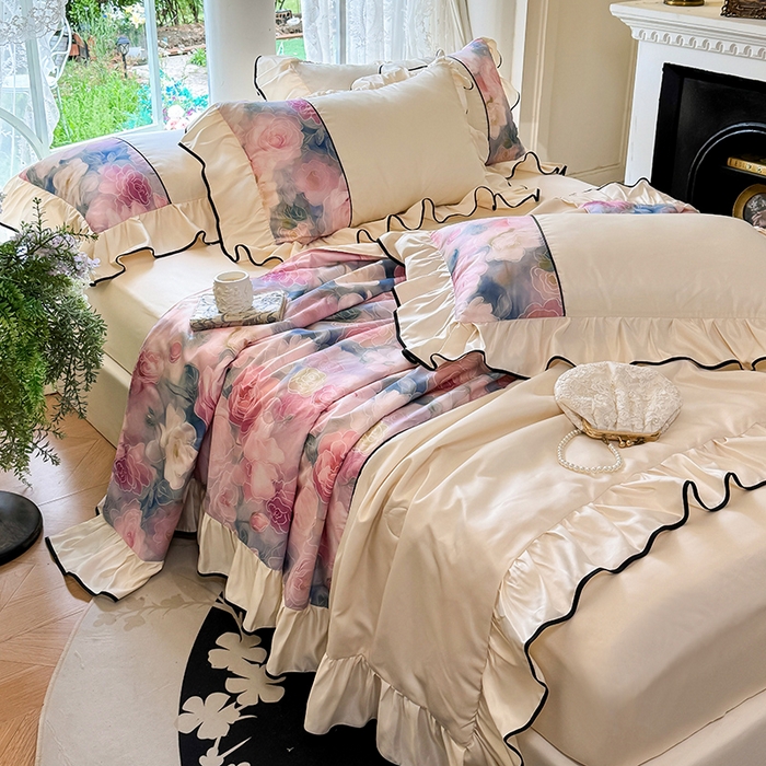 91家纺网 家纺一手货源 找家纺 宅家居 2025新款水光冰丝法式拼接数码印花奶油韩式花边款夏被四件套 暖暖花香