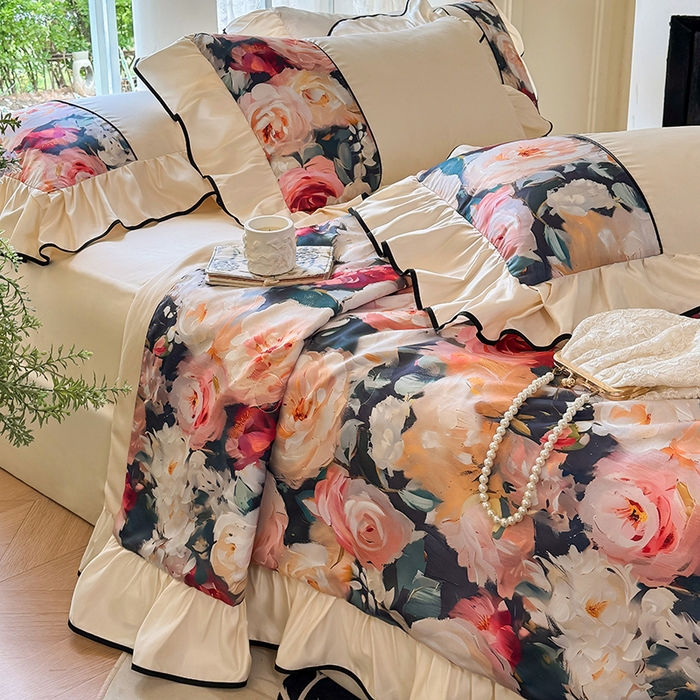 91家纺网 家纺一手货源 找家纺 宅家居 2025新款水光冰丝法式拼接数码印花奶油韩式花边款夏被四件套 玫瑰庄园