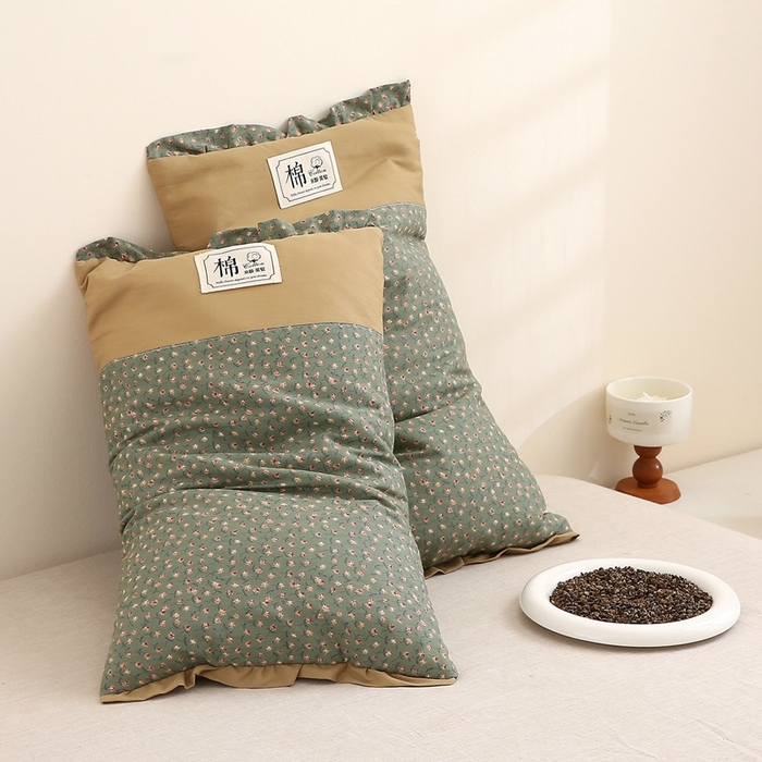91家纺网 家纺一手货源 找家纺 梦叶草 2025新款全棉贴布绣小碎花荞麦枕头护颈枕芯 贴布绣小碎花荞麦枕-苔藓绿35*55cm