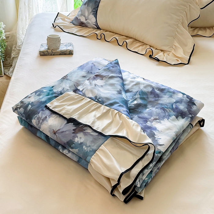 91家纺网 家纺一手货源 找家纺 宅家居 2025新款水光冰丝法式拼接数码印花奶油韩式花边款夏被四件套 绽放