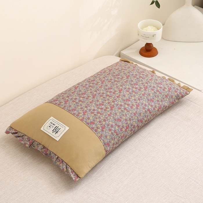 91家纺网 家纺一手货源 找家纺 梦叶草 2025新款全棉贴布绣小碎花荞麦枕头护颈枕芯 贴布绣小碎花荞麦枕-胭脂红35*55cm