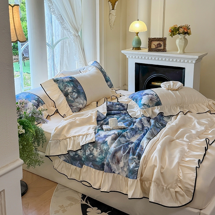 91家纺网 家纺一手货源 找家纺 宅家居 2025新款水光冰丝法式拼接数码印花奶油韩式花边款夏被四件套 绽放