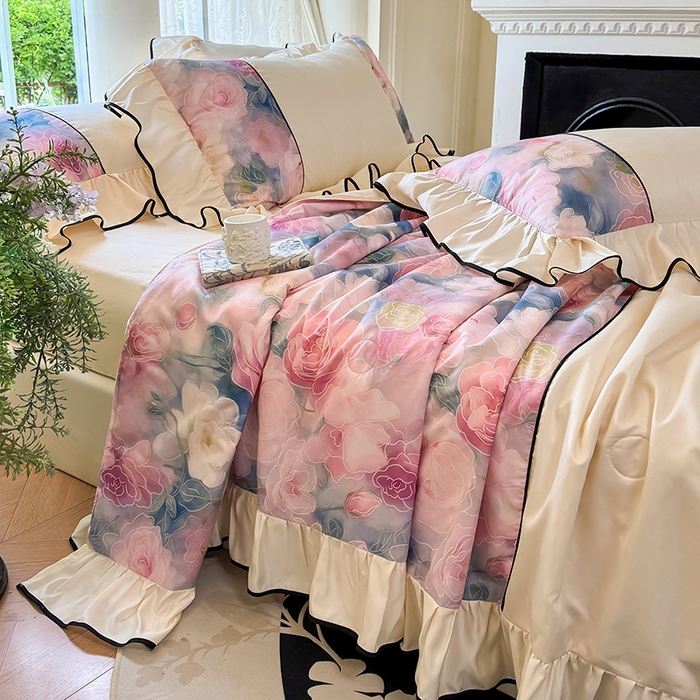 91家纺网 家纺一手货源 找家纺 宅家居 2025新款水光冰丝法式拼接数码印花奶油韩式花边款夏被四件套 暖暖花香