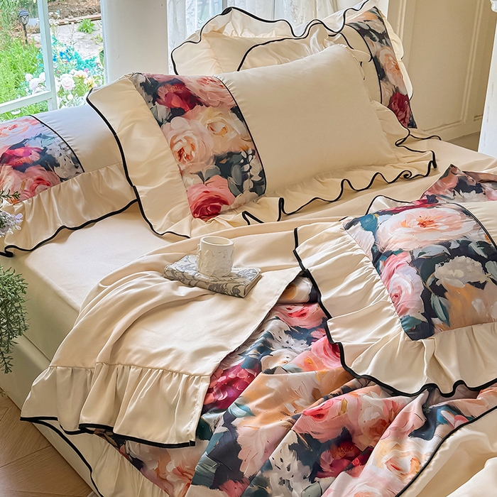 91家纺网 家纺一手货源 找家纺 宅家居 2025新款水光冰丝法式拼接数码印花奶油韩式花边款夏被四件套 玫瑰庄园