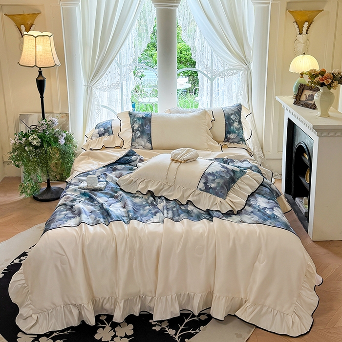 91家纺网 家纺一手货源 找家纺 宅家居 2025新款水光冰丝法式拼接数码印花奶油韩式花边款夏被四件套 绽放