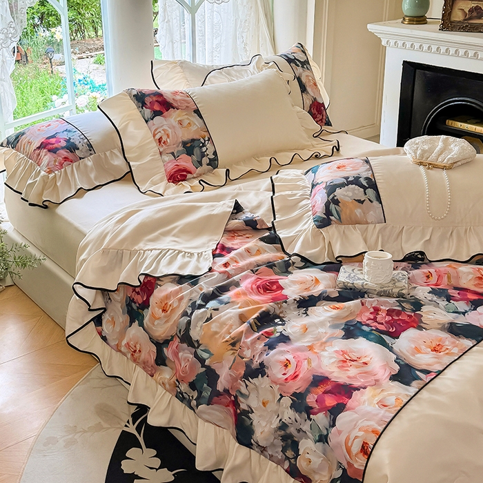 91家纺网 家纺一手货源 找家纺 宅家居 2025新款水光冰丝法式拼接数码印花奶油韩式花边款夏被四件套 玫瑰庄园