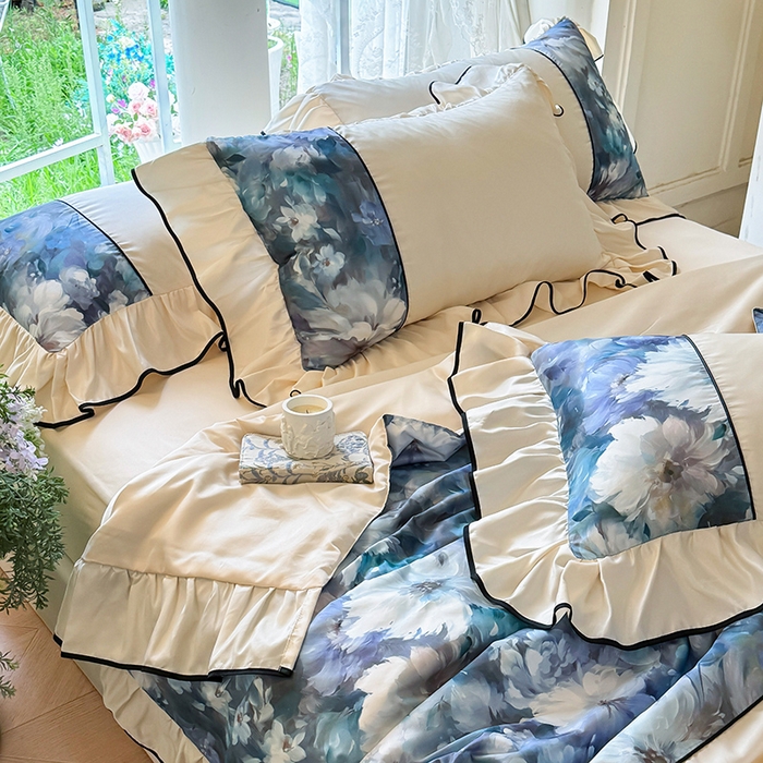 91家纺网 家纺一手货源 找家纺 宅家居 2025新款水光冰丝法式拼接数码印花奶油韩式花边款夏被四件套 绽放