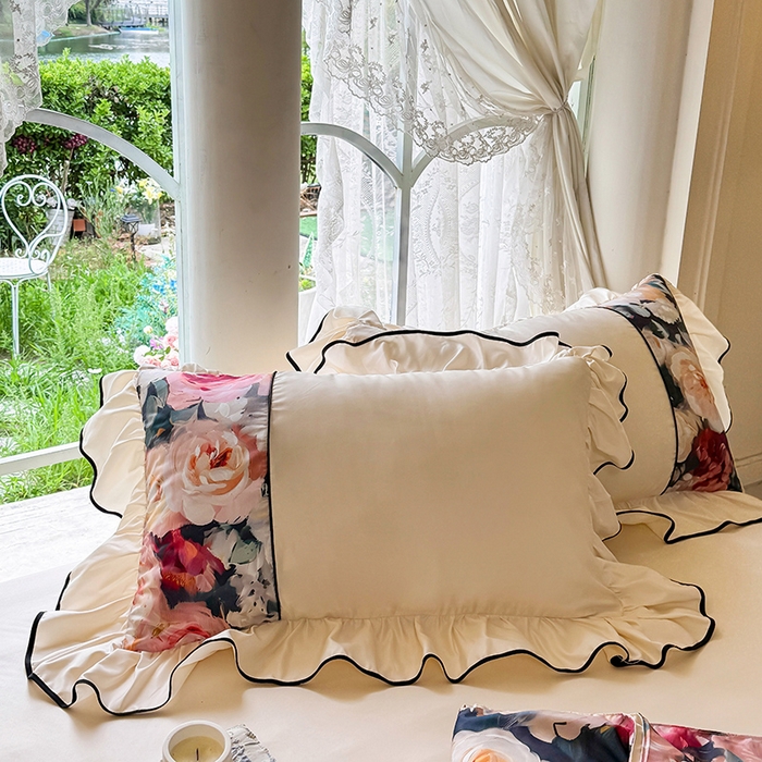 91家纺网 家纺一手货源 找家纺 宅家居 2025新款水光冰丝法式拼接数码印花奶油韩式花边款夏被四件套 玫瑰庄园