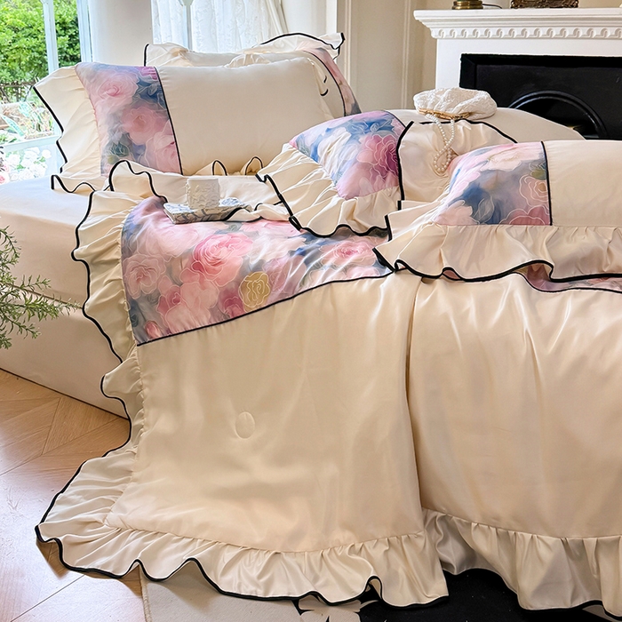 91家纺网 家纺一手货源 找家纺 宅家居 2025新款水光冰丝法式拼接数码印花奶油韩式花边款夏被四件套 暖暖花香