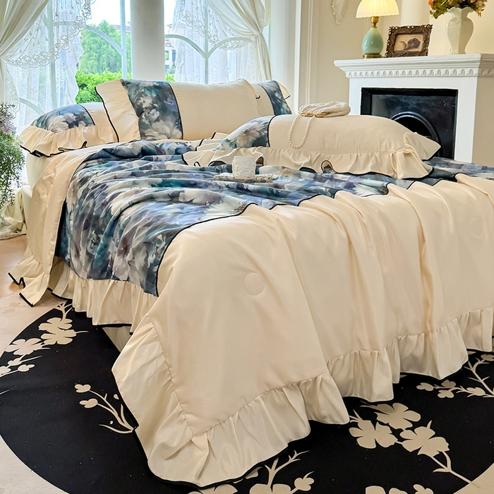 91家纺网 家纺一手货源 找家纺 宅家居 2025新款水光冰丝法式拼接数码印花奶油韩式花边款夏被四件套 绽放