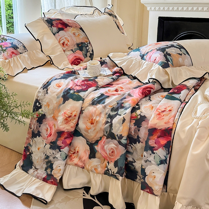 91家纺网 家纺一手货源 找家纺 宅家居 2025新款水光冰丝法式拼接数码印花奶油韩式花边款夏被四件套 玫瑰庄园
