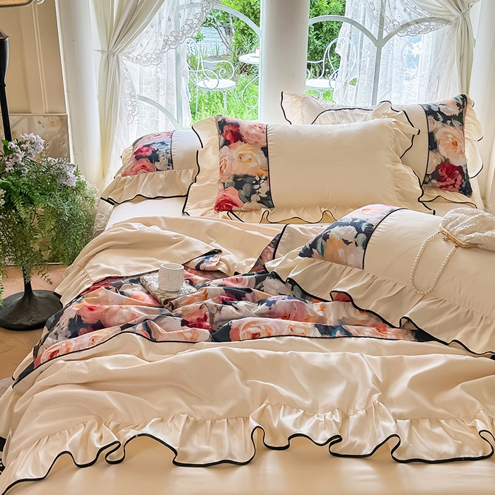 91家纺网 家纺一手货源 找家纺 宅家居 2025新款水光冰丝法式拼接数码印花奶油韩式花边款夏被四件套 玫瑰庄园