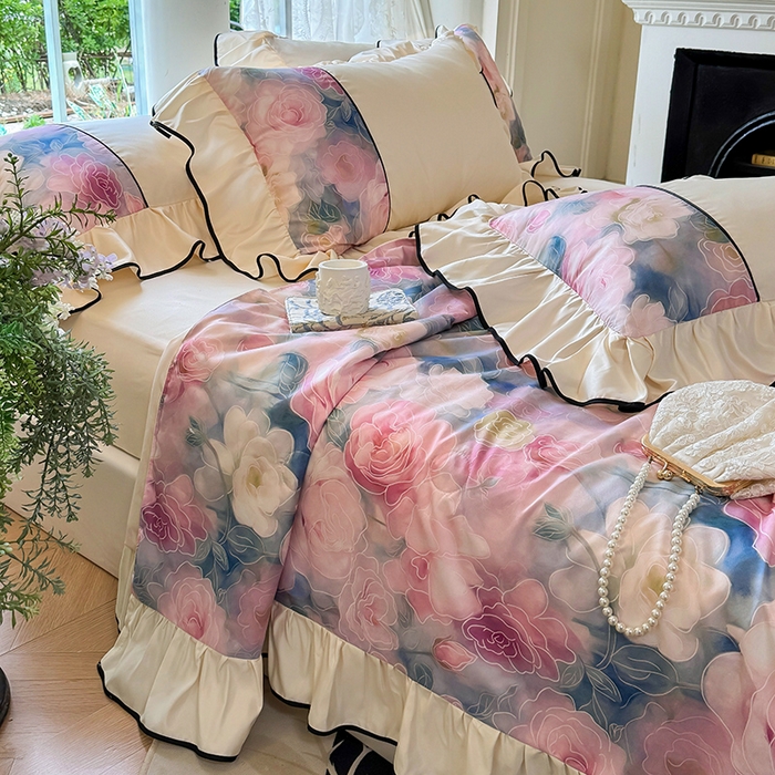 91家纺网 家纺一手货源 找家纺 宅家居 2025新款水光冰丝法式拼接数码印花奶油韩式花边款夏被四件套 暖暖花香