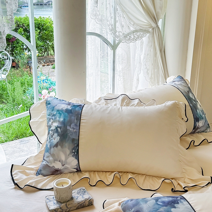 91家纺网 家纺一手货源 找家纺 宅家居 2025新款水光冰丝法式拼接数码印花奶油韩式花边款夏被四件套 绽放